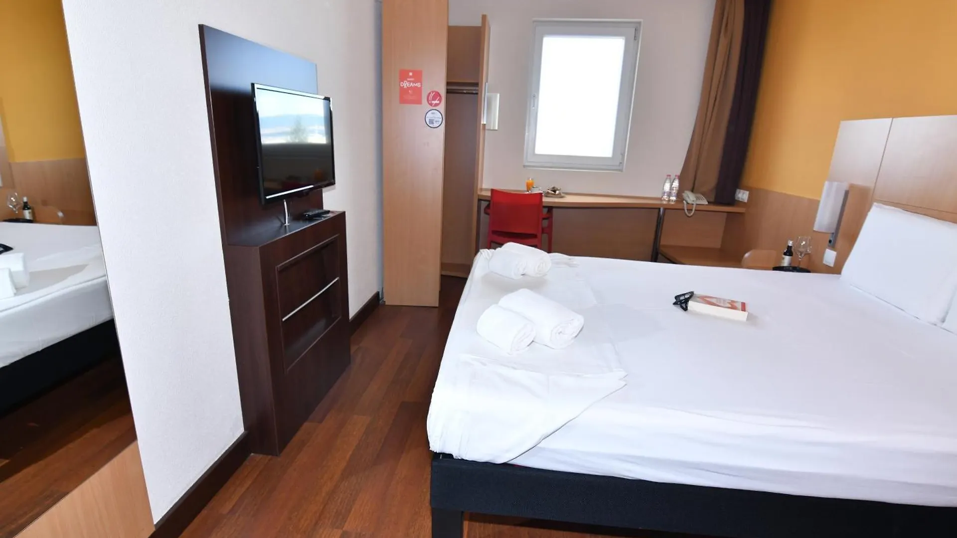 Ibis Sofia Airport Hotel 3*,